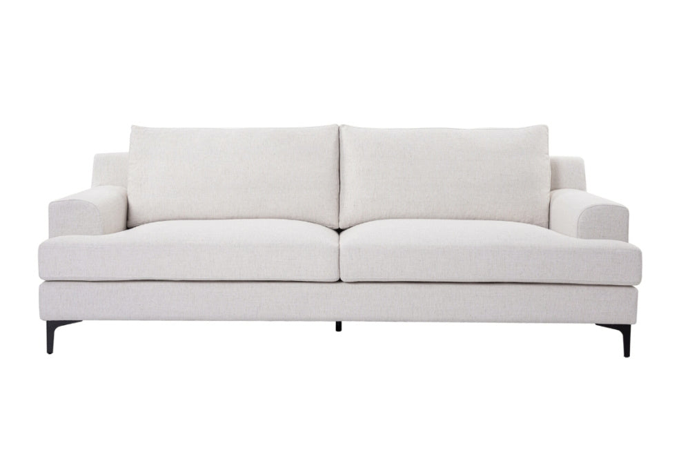 Sofaen Maddox i stoffet lin, og fargen sand