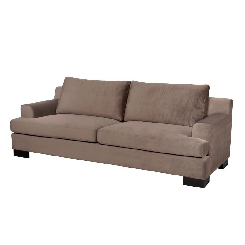 Sofaen "Miami" av Home Factory i stoffet velour, og farge beige