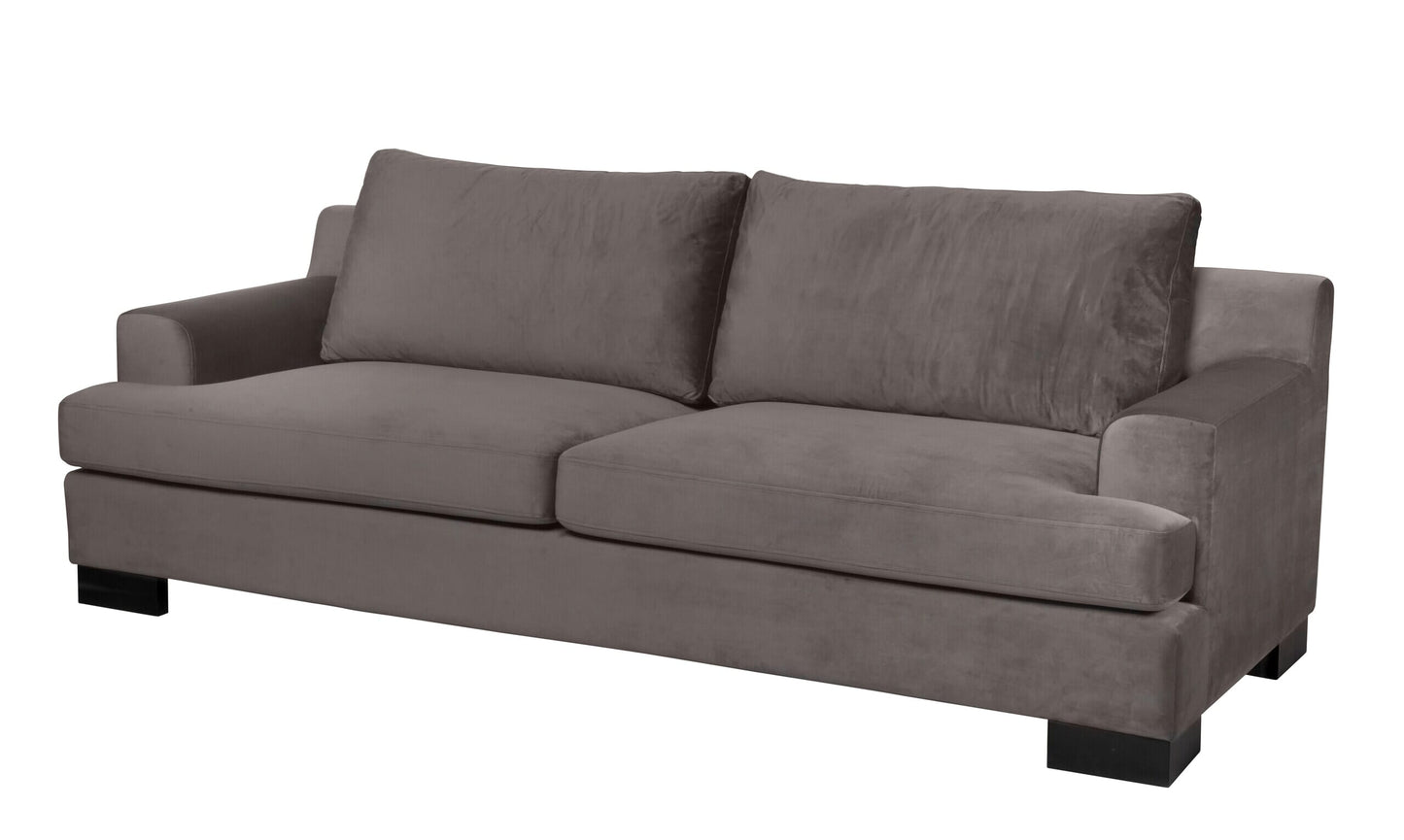 Sofaen "Miami" av Home Factory i stoffet velour, og farge brun